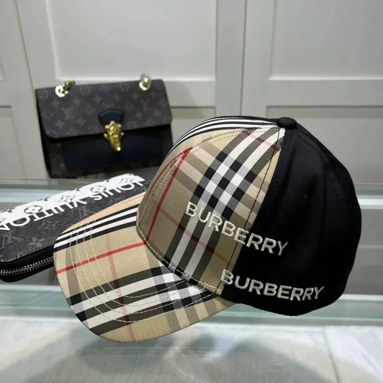 Burberry Baseball Cap Beige and Black Mise